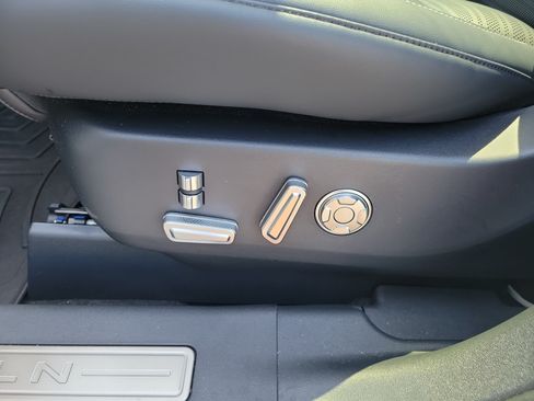 Used 2025 Lincoln Nautilus Reserve AWD/4WD image 21