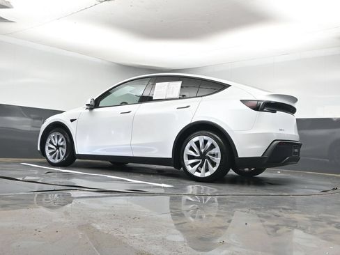 Used 2026 Tesla Model Y 2WD image 25