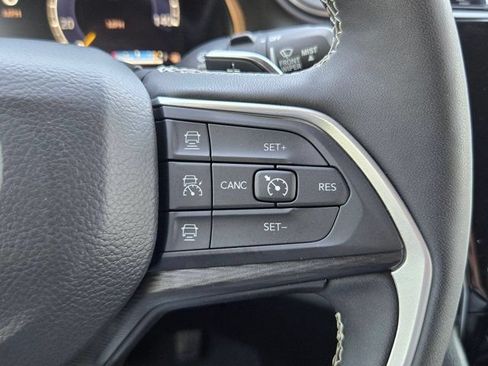 Used 2025 Jeep Grand Cherokee Altitude AWD/4WD image 21