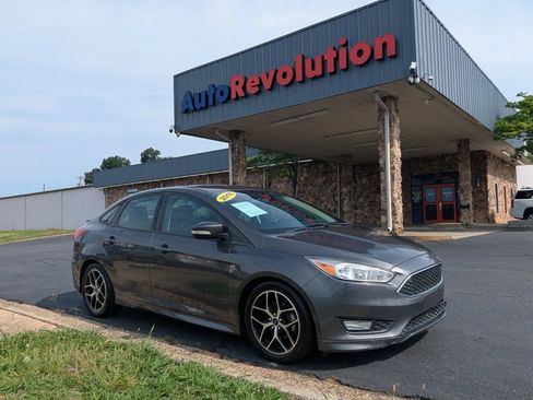 Used 2016 Ford Focus SE w/ SE Sport Package FWD image 1