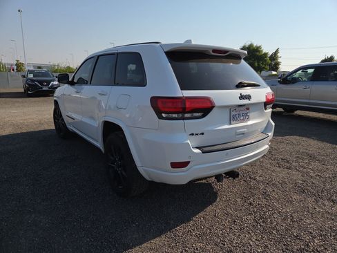 Used 2018 Jeep Grand Cherokee Altitude AWD/4WD image 3
