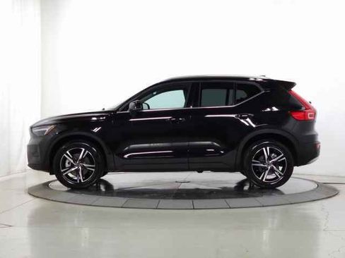 Certified 2025 Volvo XC40 B5 Core image 4
