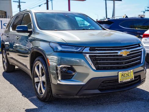 Used 2023 Chevrolet Traverse LT w/ LT Premium Package image 3