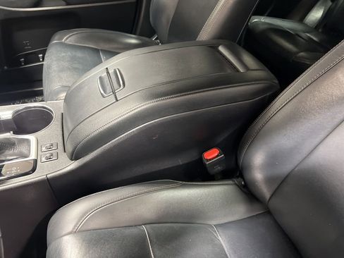 Used 2019 Toyota Highlander XLE FWD image 28