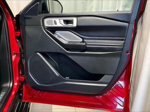 Used 2020 Ford Explorer Platinum w/ Premium Technology Package image 12