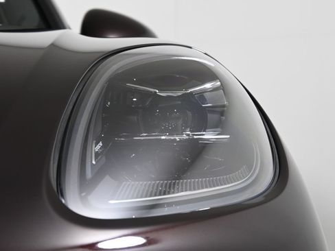 Used 2026 Porsche Macan AWD/4WD image 11
