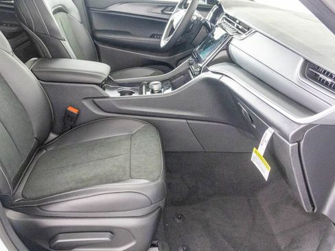 New 2025 Jeep Grand Cherokee L Altitude image 29