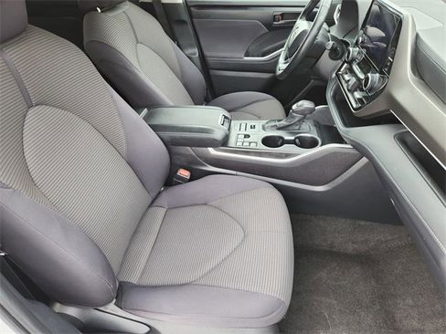 Certified 2024 Toyota Highlander LE image 10