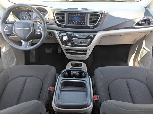 Used 2018 Chrysler Pacifica Touring Plus w/ Tire & Wheel Group FWD image 14