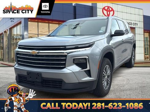 Used 2026 Chevrolet Traverse LT image 1