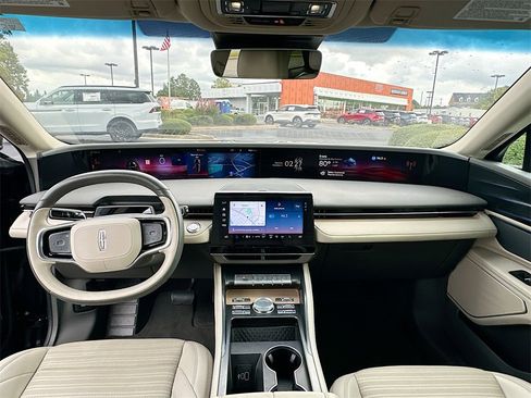 Used 2024 Lincoln Nautilus Reserve image 3