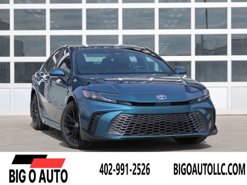Used 2025 Toyota Camry SE FWD image 1
