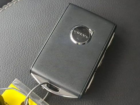 Used 2025 Volvo XC40 B5 Plus image 28