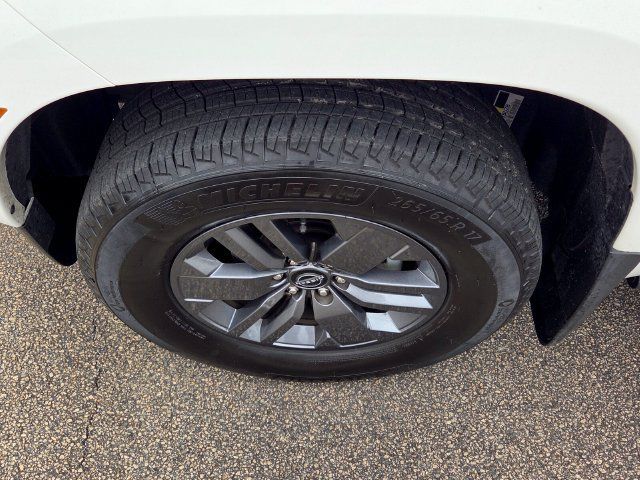 Used 2025 Nissan Frontier SV w/ SV Convenience Package RWD image 17