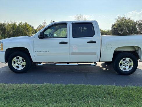 Used 2007 Chevrolet Silverado 1500 LT w/ 1LT Convenience Package RWD image 2