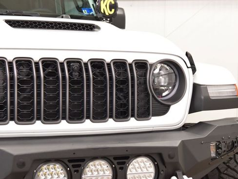 Used 2025 Jeep Gladiator Mojave AWD/4WD image 9