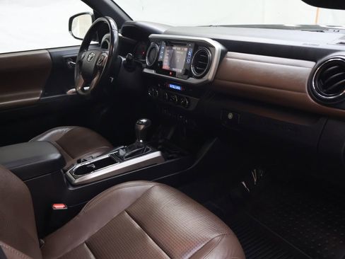 Used 2016 Toyota Tacoma Limited w/ Towing Package image 11