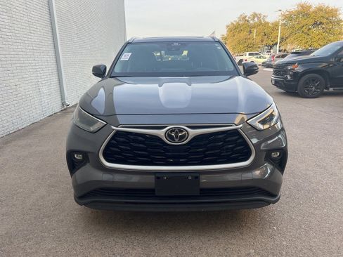 Used 2023 Toyota Highlander XLE image 2