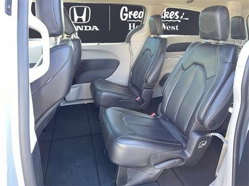 Used 2023 Chrysler Pacifica Touring-L image 13