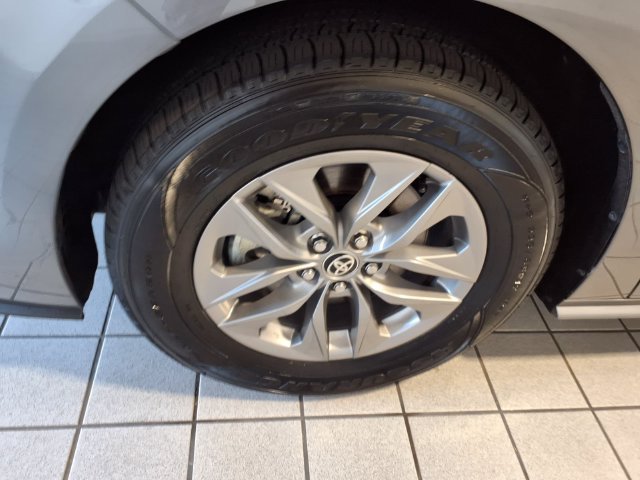 Used 2026 Toyota Sienna XLE FWD image 5