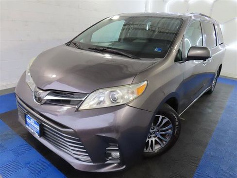 Used 2019 Toyota Sienna XLE w/ Carpet Mat Package image 4