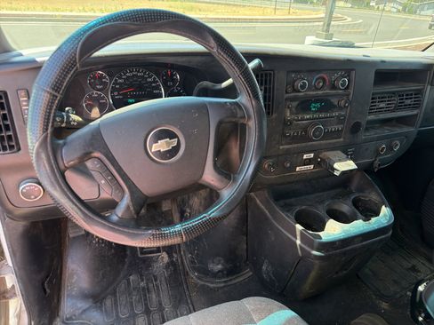 Used 2009 Chevrolet Express 3500 Passenger w/ LT Preferred Equipment Group RWD image 10