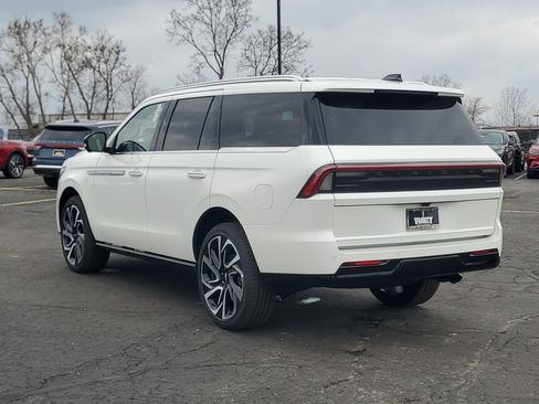 New 2026 Lincoln Navigator Reserve image 3