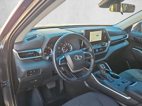 Used 2025 Toyota Highlander LE FWD image 10
