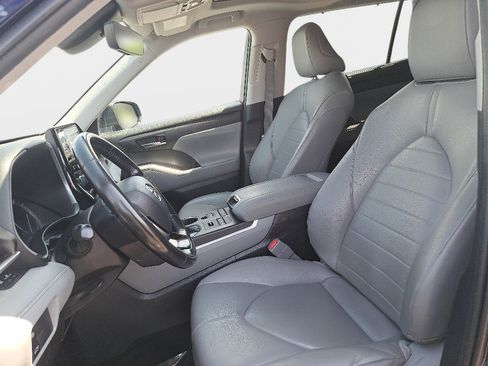 Used 2020 Toyota Highlander XLE AWD/4WD image 17