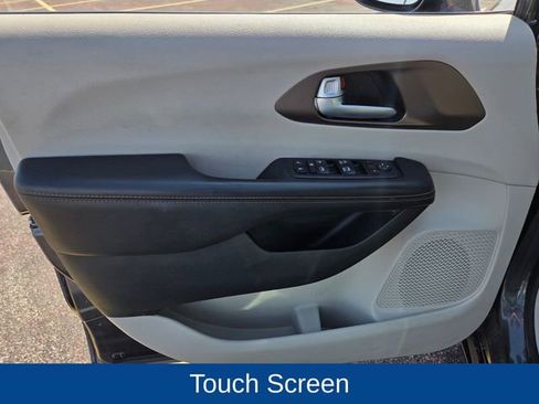 Used 2018 Chrysler Pacifica Touring-L FWD image 15