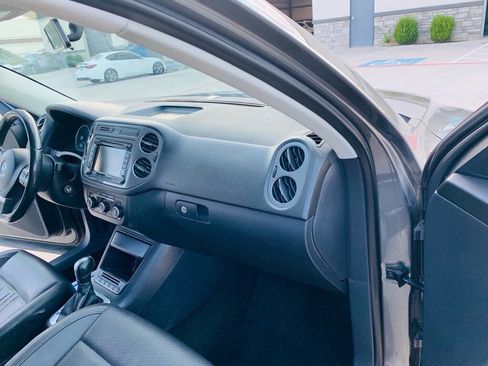Used 2012 Volkswagen Tiguan SE image 23