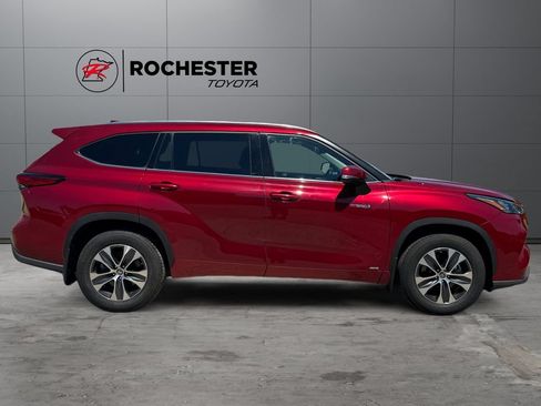 Certified 2020 Toyota Highlander XLE AWD/4WD image 6