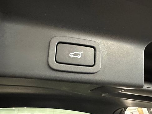 Used 2017 Jaguar F-PACE Premium image 23