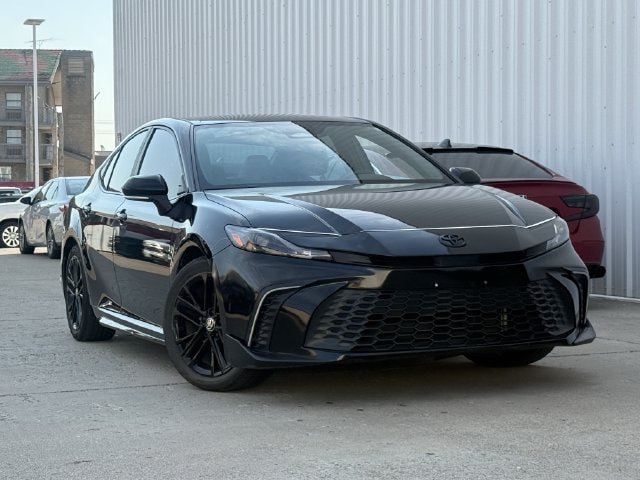 Used 2025 Toyota Camry SE w/ Convenience Package FWD image 2