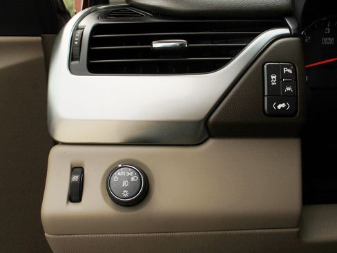 Used 2020 Chevrolet Suburban Premier image 25