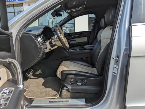 Used 2018 Bentley Bentayga Onyx Edition image 12