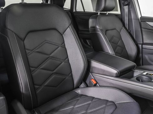 Used 2025 Volkswagen Atlas Cross Sport SE FWD image 44