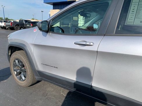 Used 2018 Jeep Cherokee Trailhawk AWD/4WD image 10