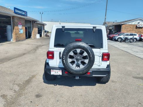 Used 2018 Jeep Wrangler Unlimited Sahara AWD/4WD image 6