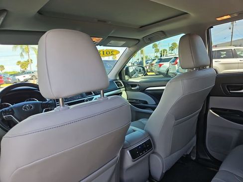 Used 2018 Toyota Highlander XLE image 12