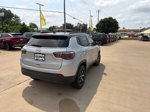 Used 2025 Jeep Compass Limited AWD/4WD image 10