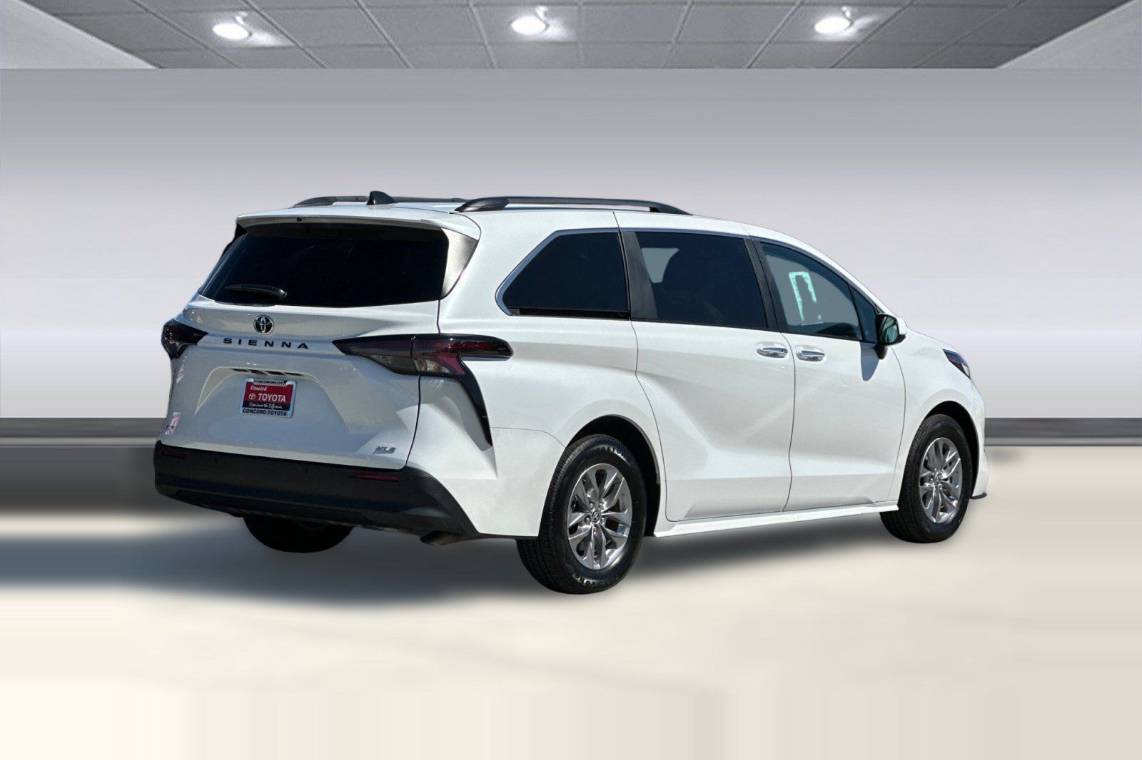 Used 2026 Toyota Sienna XLE FWD image 9