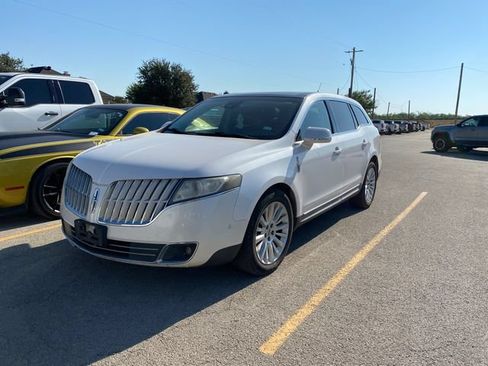 Used 2012 Lincoln MKT AWD image 2