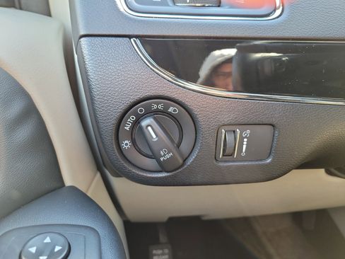 Used 2019 Dodge Grand Caravan SXT image 24