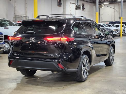 Used 2022 Toyota Highlander XLE FWD image 8