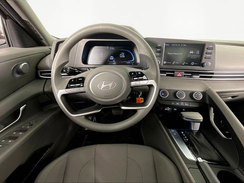 Used 2025 Hyundai Elantra SE image 9