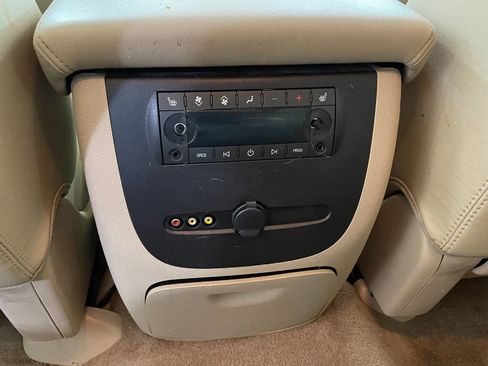 Used 2010 GMC Yukon XL SLT image 26