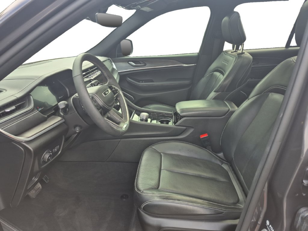 Used 2023 Jeep Grand Cherokee Overland RWD image 9