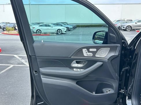 Used 2024 Mercedes-Benz GLS 580 4MATIC image 11