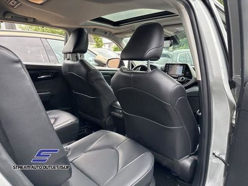 Used 2022 Toyota Highlander XLE image 17